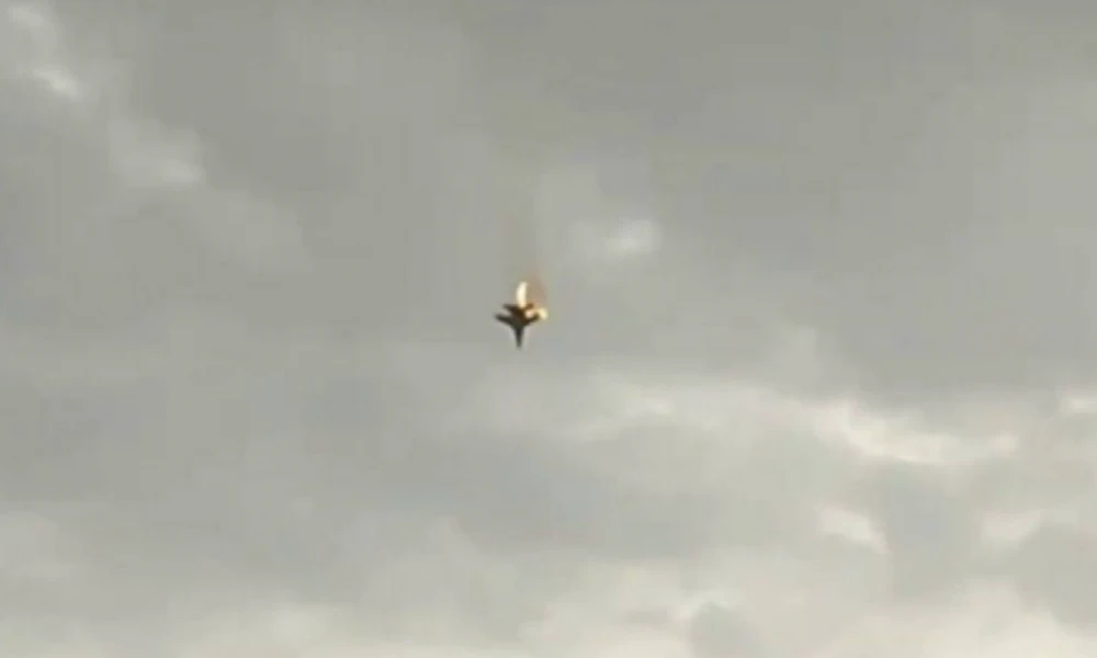 Σεβαστούπολη: Η στιγμή που ρωσικό μαχητικό αεροσκάφος πέφτει κάθετα φλεγόμενο (βίντεο)